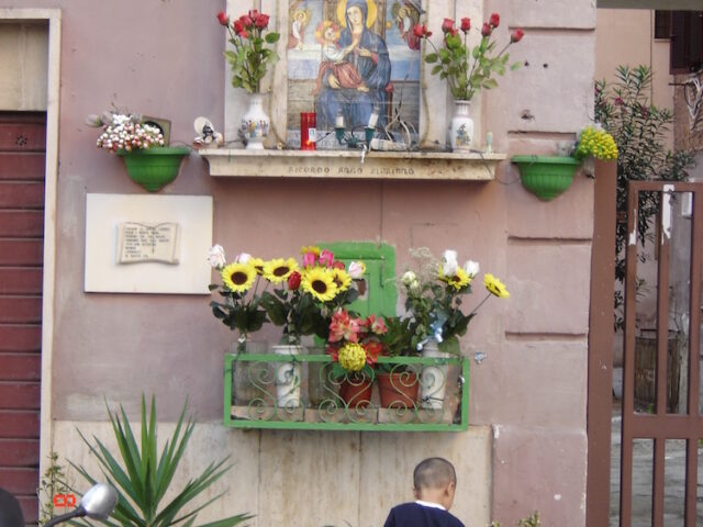 Edicola sacra della Madonna del Divino Amore