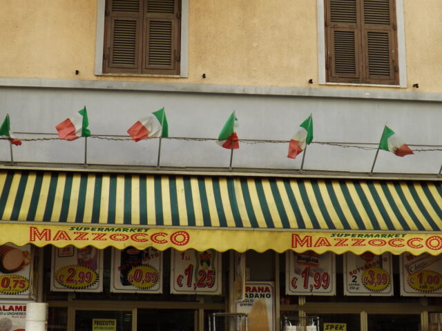 Presenze e resistenze: i negozi di alimentari italiani del quartiere