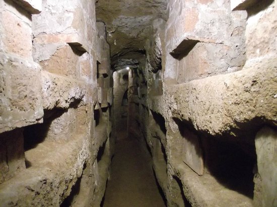 Uno dei cunicoli delle Catacombe dei SS. Marcellino e Pietro